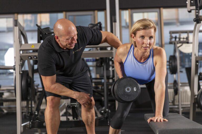 Personal Trainer Alex beim Krafttraining mit Kundin