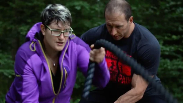 Personal Trainer und Trainee mit Ropes