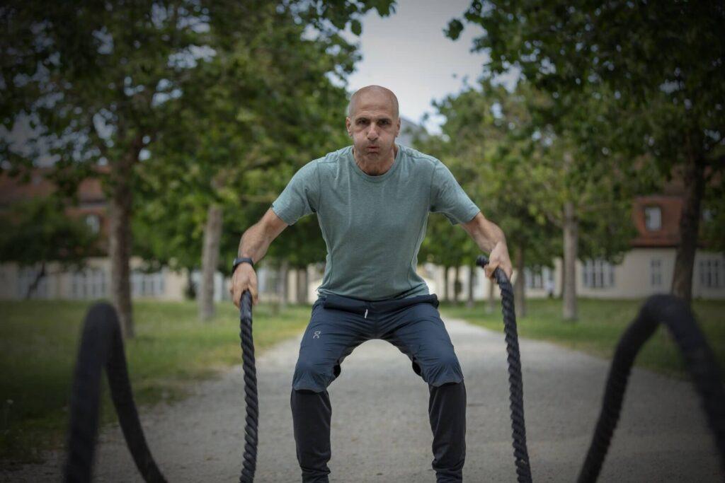 Mit dem Personal Trainer Alexander Fischer Fitness in Stuttgart steigern. Orazio beim Training mit seinem Personal Trainer in Stuttgart unterwegs.