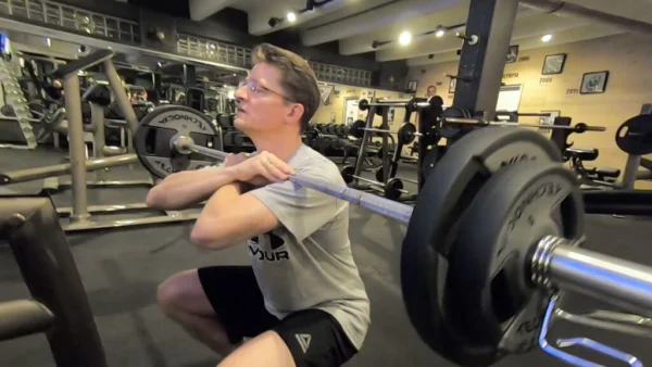 Personal Training mit Mar Uhl beim Kniebeugen mit Gewicht.