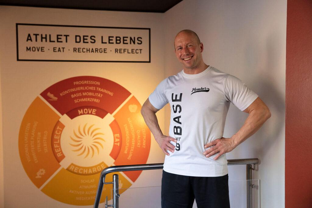 Personal Trainer / Coach Alexander Fischer im Studio Stuttgart - Alex macht dich in Bezug auf Fitness mit Personal Training in allen Bereichen wieder fit.