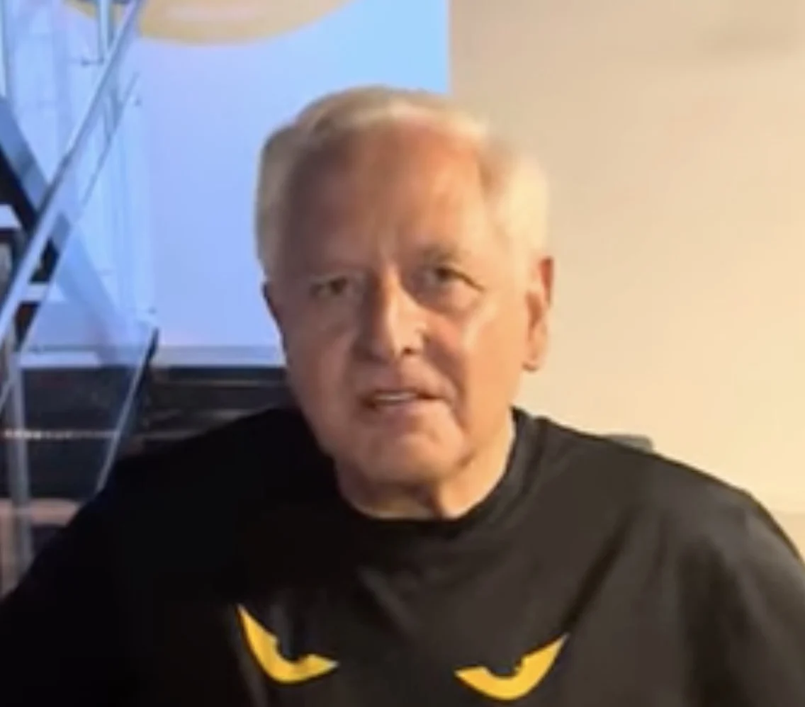 Porträt von älterem Herrn der bei Alex Personal Training macht.